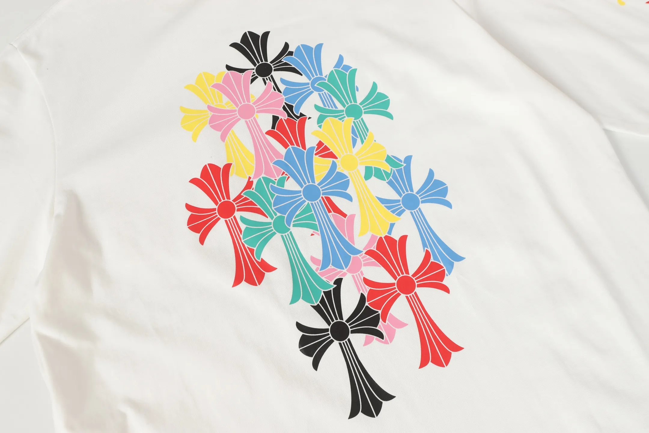 🅿️260 Come Hearts/Cro Hearts Colorful Cross Sanskrit Printed Long Sleeves, great for autumn and winter! Chest pockets, high weight threads on collar and cuffs, custom woven and dyed 280g double yarn pure cotton fabric, washed anti-counterfeiting tags and other auxiliary labels are all correct versions, super conspicuous, super good-looking, super atmospheric, same style for men and women! The overall upper body highlights fashion and individuality, and it is a recommended T-shirt for couples to wear together!! Color: black/white Size: XS-L